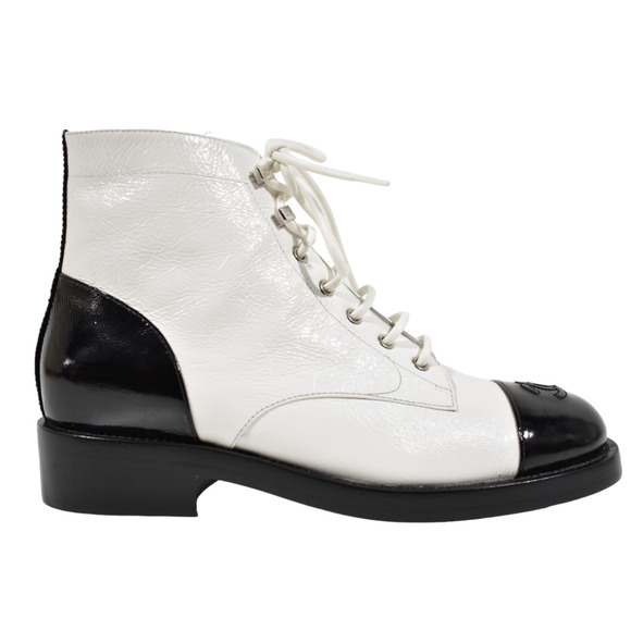 Chanel 21P White Black Crumpled Shiny CC Combat Lace Up Tie Ankle Short Boots 40 - Picture 1 of 12